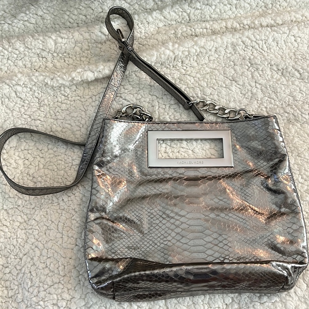 MICHAEL KORS shoulder strap and also a handle area, is in excellent condition